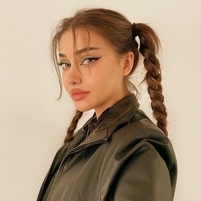Chica con cabello recogido, peinado de cola de caballo alta, coletas altas, cabello largo, rubia y castaña, para resaltar mejor la cara