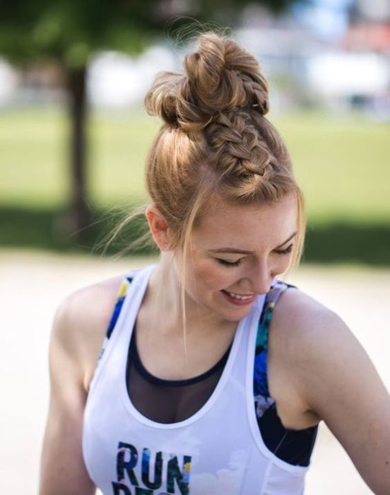 Chica con el cabello trenzado lista para entrenamiento deportivo