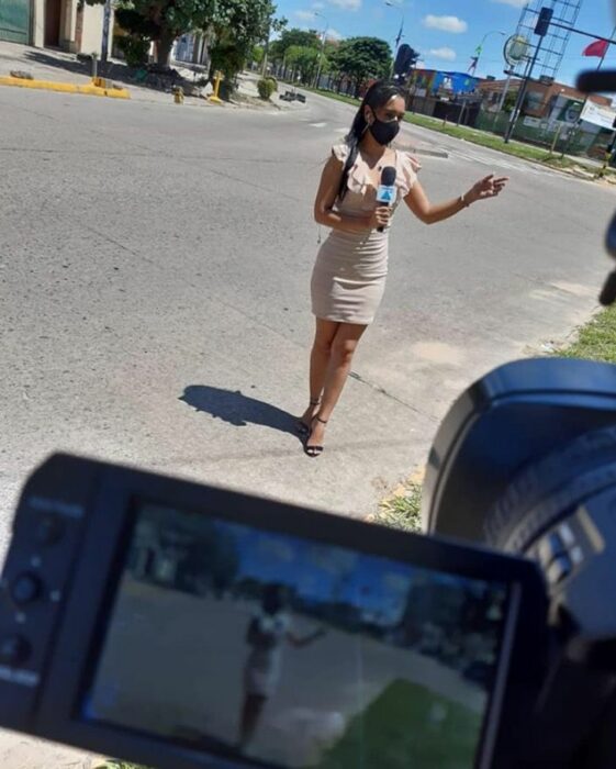 Chica hablando frente a cámara; Periodista responde a las críticas y burlas por vender sándwiches en la calle