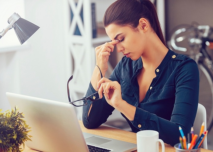 Mujer estresada en su empleo