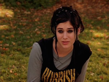 Janis Ian de la película Chicas pesadas sentada en un jardín conversando con sus amigos 
