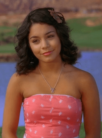 Gabriella Montez durante la película de High School Musical usando un vestido de color rosa 