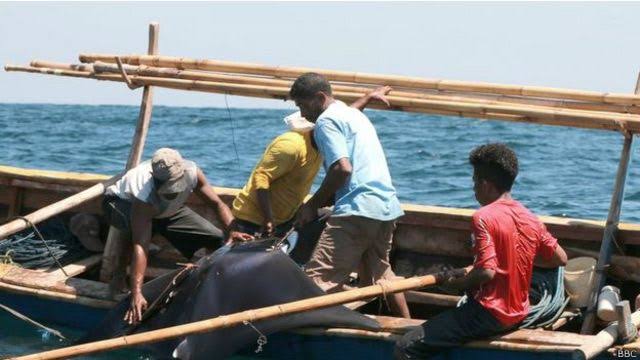 Pescadores de Yemen dentro de una balsa