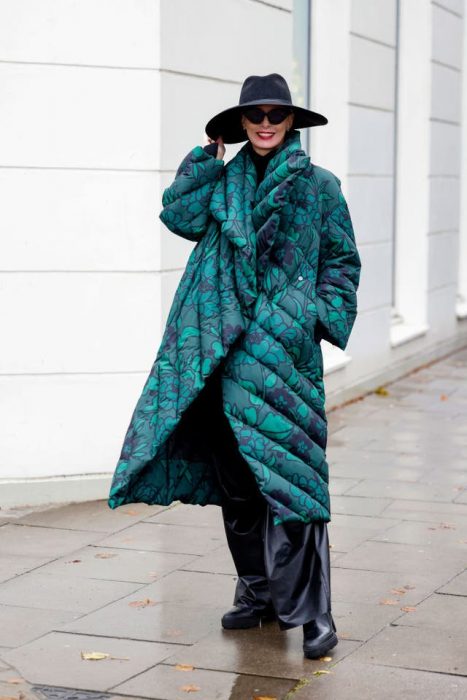 Influencer de 50 años mostrando su estilo street style