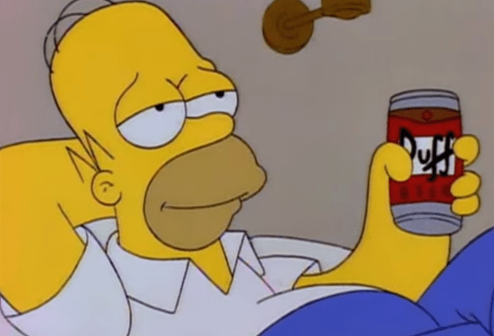 Homero bebiendo cerveza Duff despreocupadamente