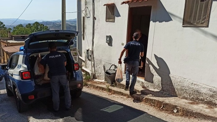 policía en italia ayuda a hombre mayor regalándole comida