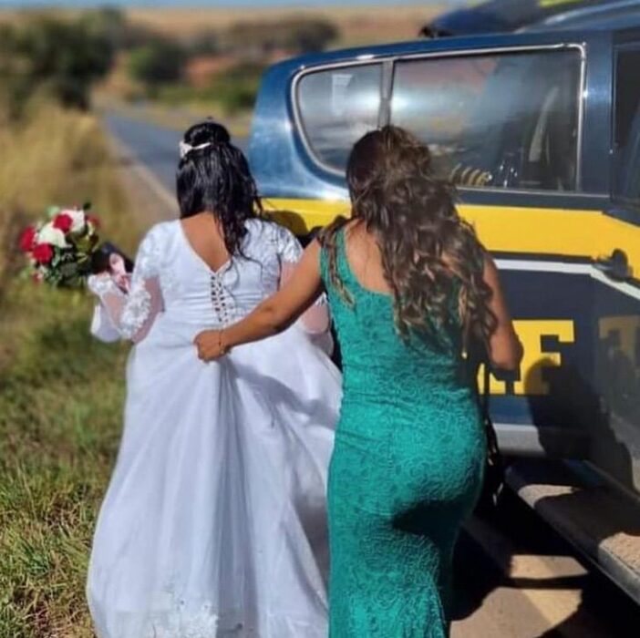 Novia subiendo a la patrulla en medio de la carretera 