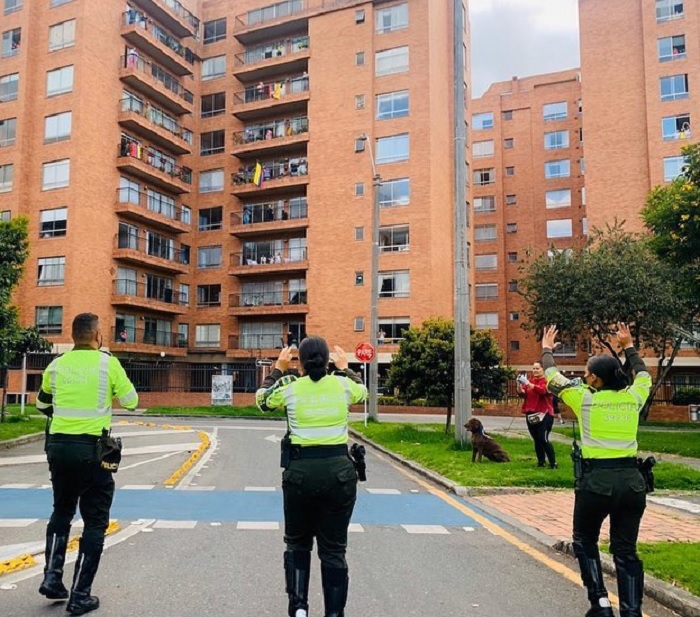 Policías de Colombia bailando y cantando para animar a los ciudadanos