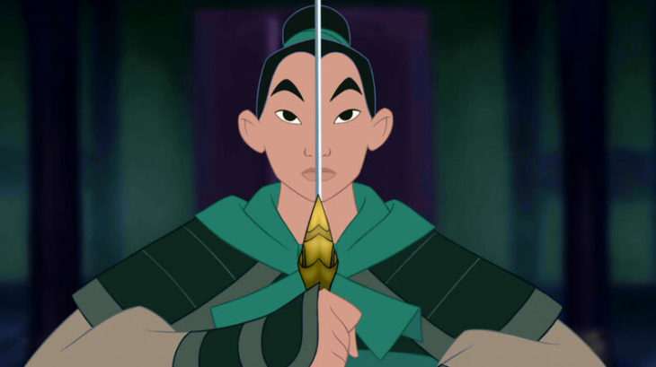 Mulán sujetando la espada de su padre