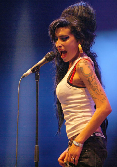 Amy Winehouse cantando durante un concierto en Londres