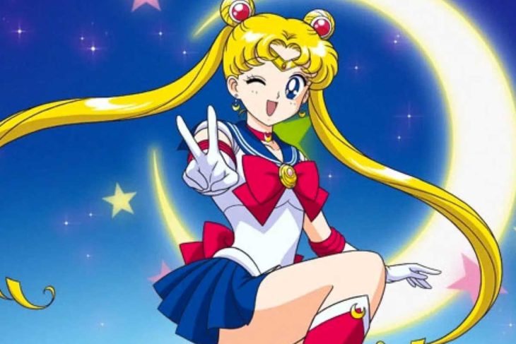 Sailor Moon saludando con la luna de fondo