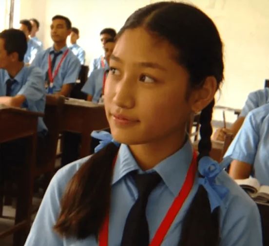 Prakriti Malla recibiendo premios por su caligrafía