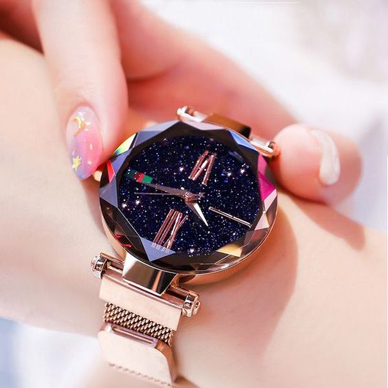 Reloj morado con efecto de cristal y fondo de galaxia