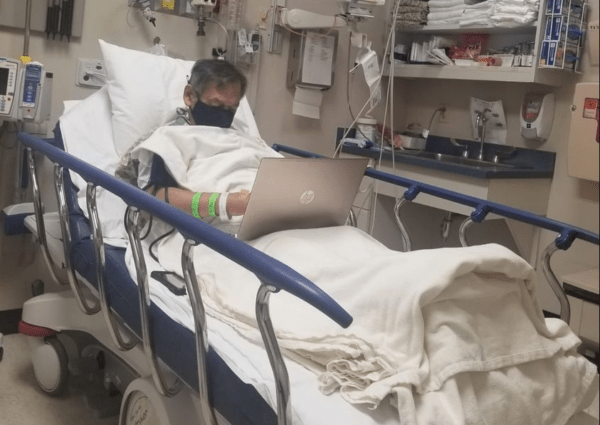 Profesor Alejandro Navarro en camilla de hospital