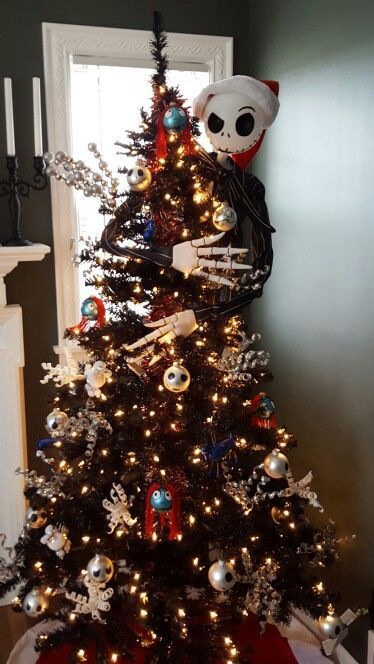 Árbol de Navidad en color negro decorado con Jack de El extraño mundo de Jack