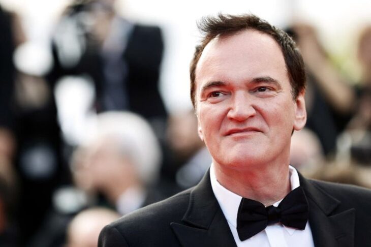 Quentin Tarantino posando durante una alfombra roja en los Óscar