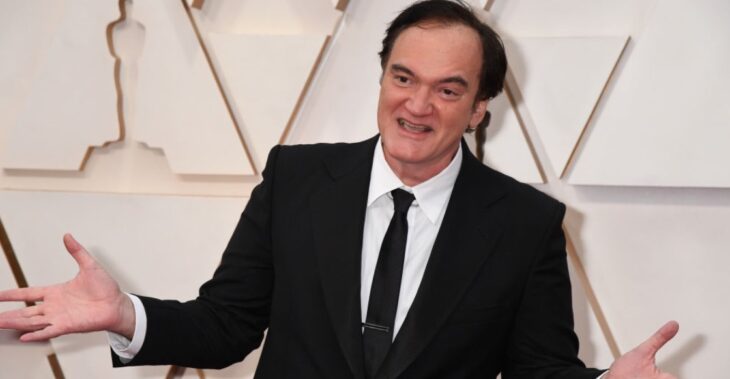Quentin Tarantino posando durante una alfombra roja en los Óscar
