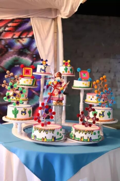 pastel de quince años de Diana Ramírez con temática wixarika