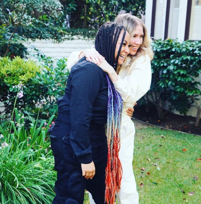 Raven-Symoné y Miranda Maday abrazadas celebrando su boda en el patio de su casa