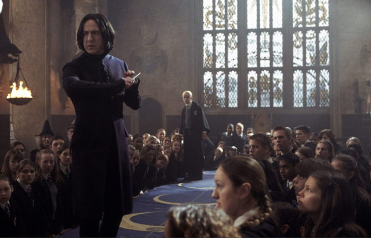 Escena de la película de Harry Potter en la que aparece el profesor Snape en la pista de duelo estudiantil