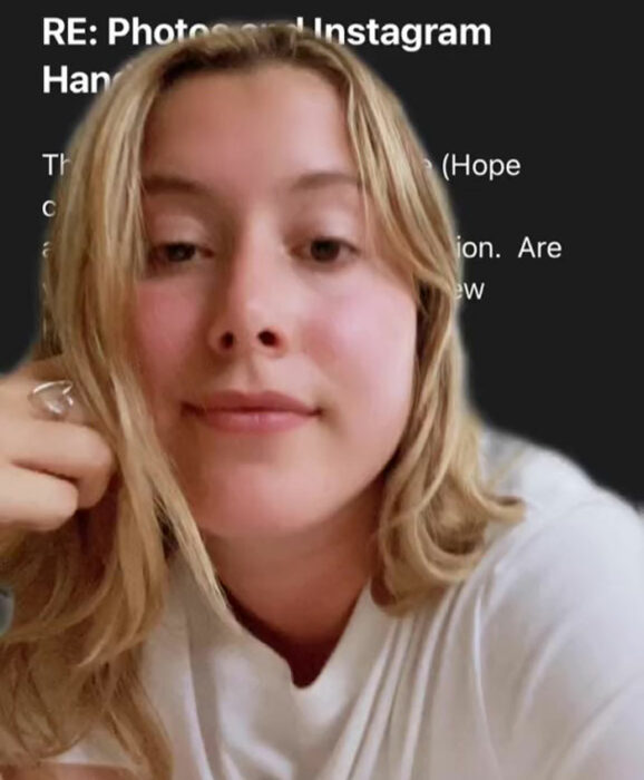 Chica en TikTok denunciando que recibió un correo en el que era llamada "no tan linda" 