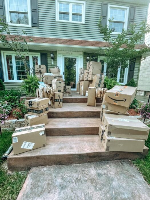 paquetes de Amazon en la entrada de una casa; Recibió 150 paquetes de Amazon que no pidió; los dona todos a un hospital