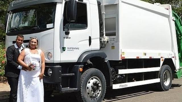 Pareja de novios frente a camión de basura; Recién casados toman sus fotos de boda en un camión de basura; él es recolector