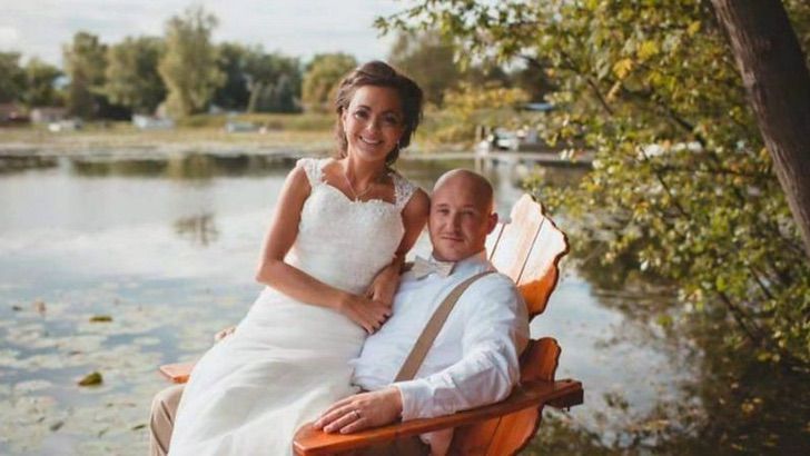 Camre y Steve Curto sentados en una silla de madera el día de su boda