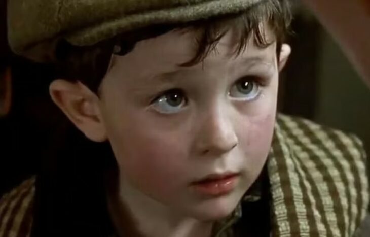 Escena de Titanic con un niño junto a su madre y su hermana