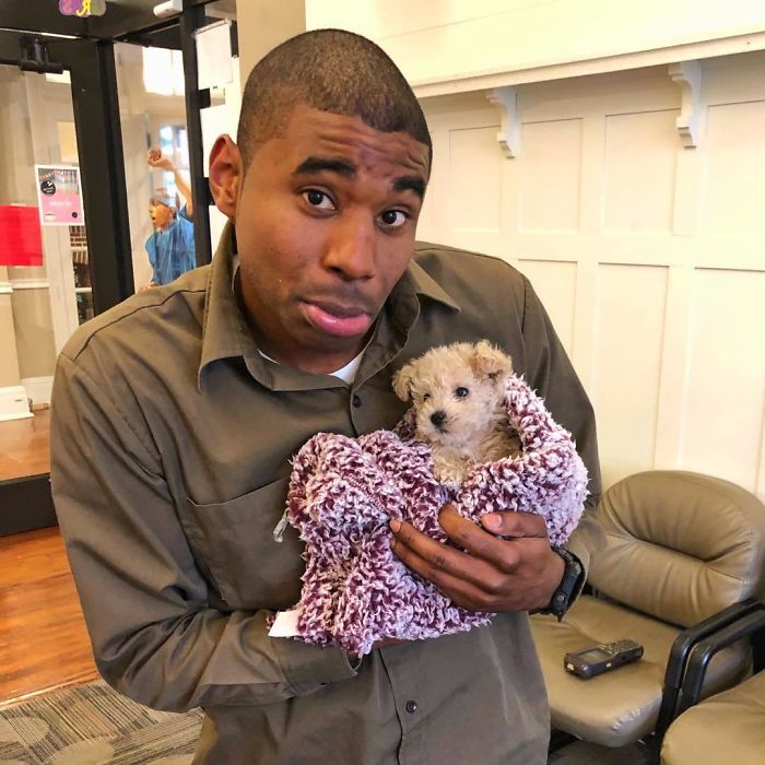 Repartidor Jason Hardesty posando con un perrito