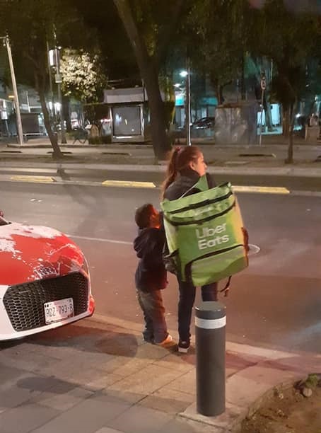 Nancy Os, repartidora de Uber lleva a su sobrino de la mano