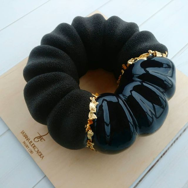 Pastel de rosca en color negro con betún de chocolate