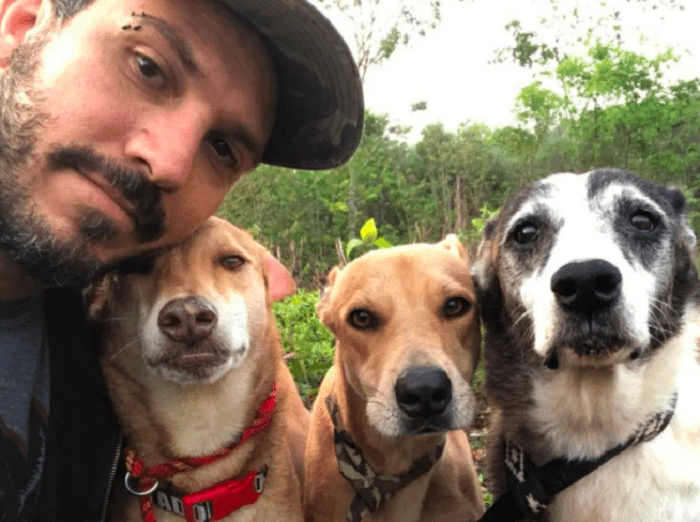 Ricardo Pimentel con algunos de los perros de su refugio