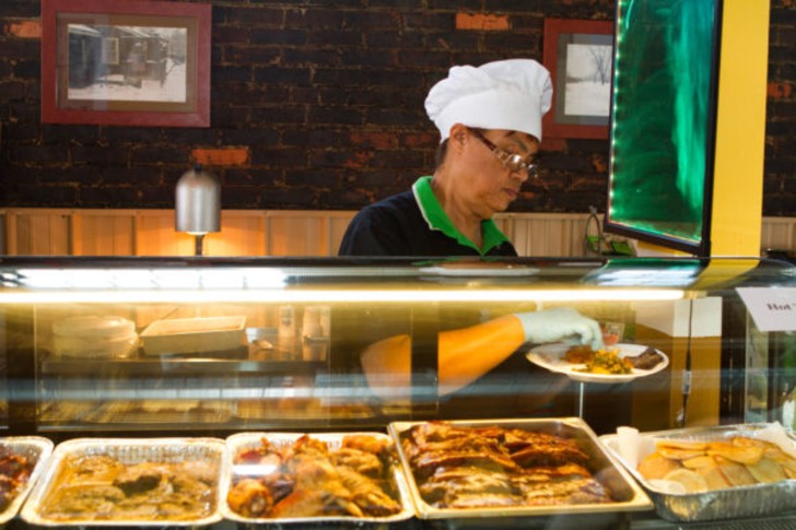 Lisa Thomas-McMillan sirviendo comida