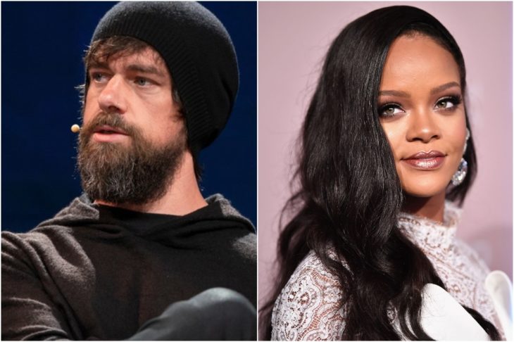 Rihanna, cantante, usando labial rosa, sombras cafés, vestido con encaje en blanco, con cabello negro, Jack Dorsey en una conferencia con micrófono corto, gorro negro y sudadera negra