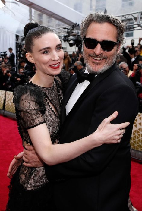 Rooney Mara y Joaquin Phoenix en la entrega de los premios Óscar abrazados