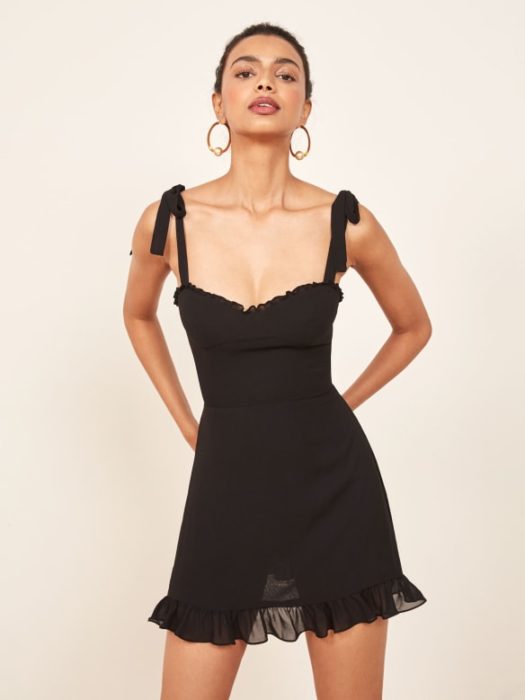 Chica usando little black dress de tirantes
