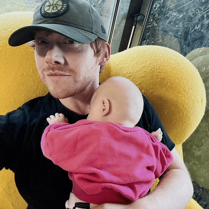 rupert grint al lado de su hija wednesday grint