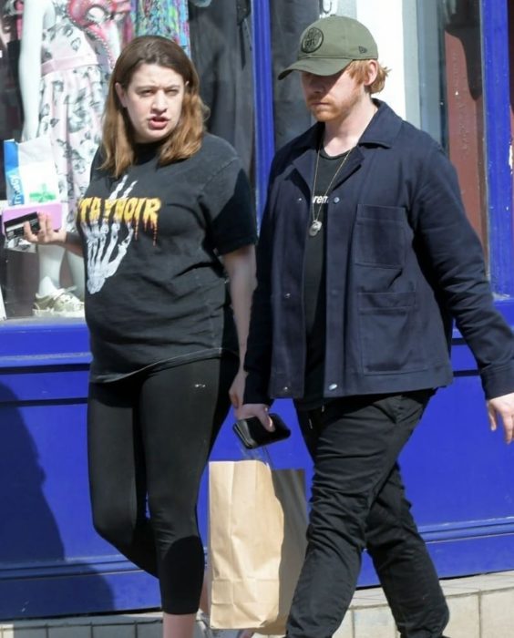 Rupert Grint y Georgia Groome caminando por las calles de Nueva York