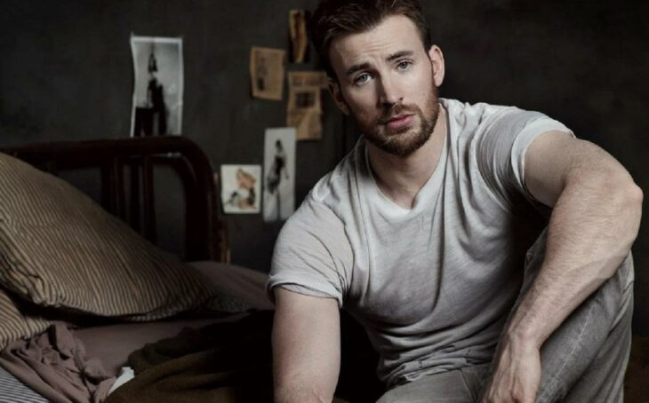 Chris Evans posando para una revista
