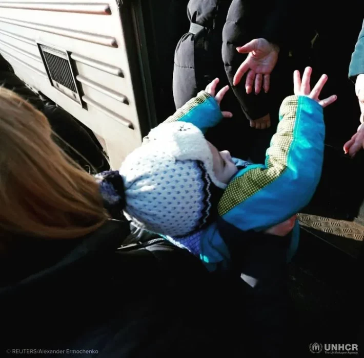 Imagen de la Agencia de la ONU para los Refugiados de bebé de Ucrania abordando un tren