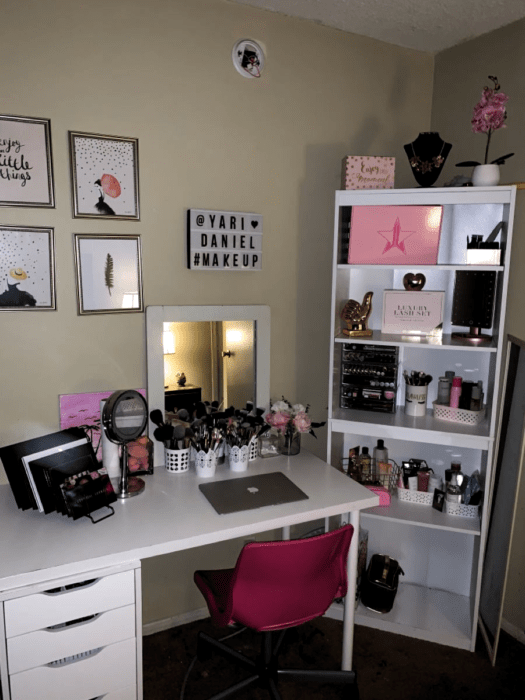 Makeup room estilo sencillo con muebles en color blanco y una silla rosa