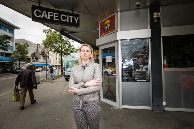 Mujer frente a una cafetería; Fue por una taza de café y por un descuido terminó pagando casi 8 mil dólares