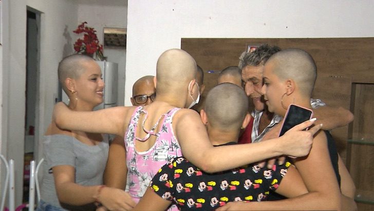 Amigas cortan su cabello para apoyar a su mejor amiga, mujeres abrazadas