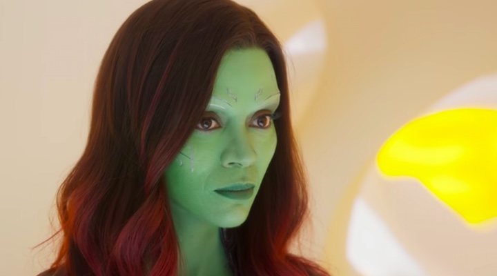 Mujer termina verde después de usar autobronceador