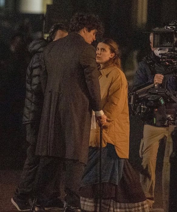 Millie Bobby Brown y Henry Cavill en las grabaciones de Enola Holmes 2