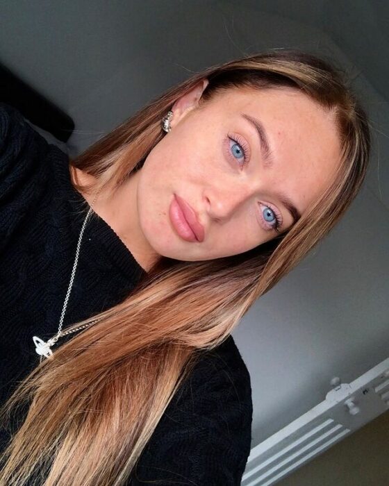 Nicky Hill, artista del maquillaje, tomando una selfie de sí misma