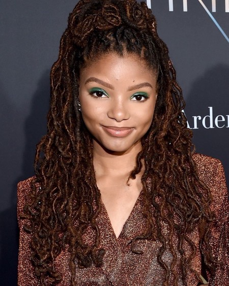 Halle Bailey posando para una alfombra roja 