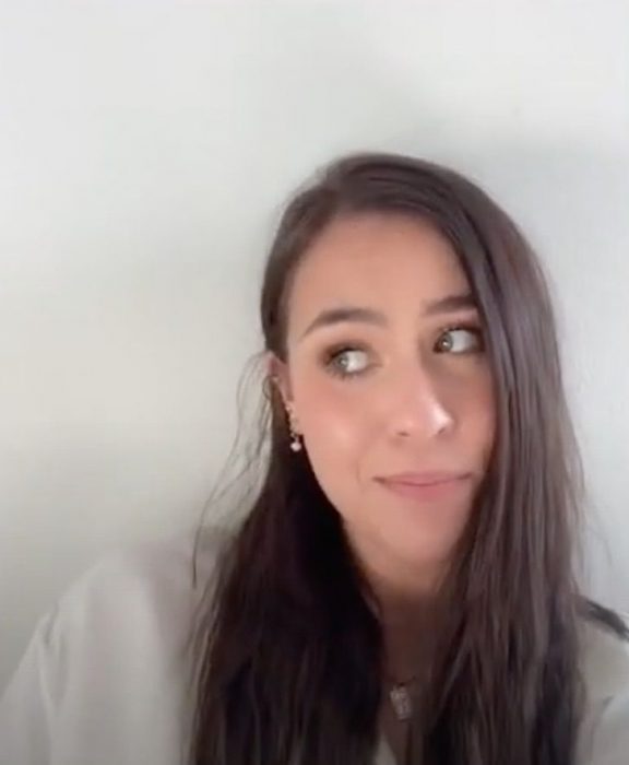 Chica disfrutando de unas vacaciones junto al chico que conoció en Tinder