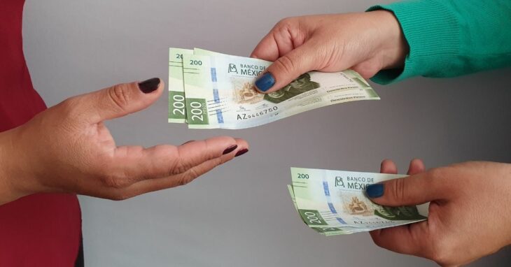 mano entregando dinero a otra mano